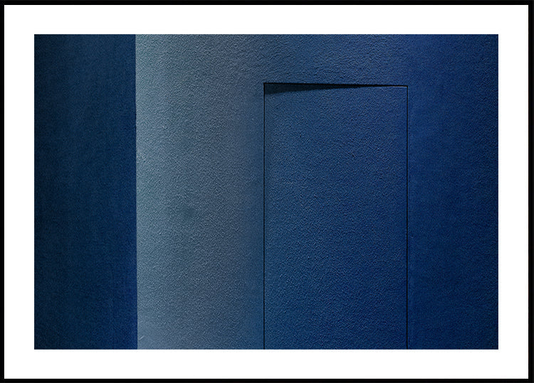 Blauer Minimalismus oder eine Geheimtür Poster