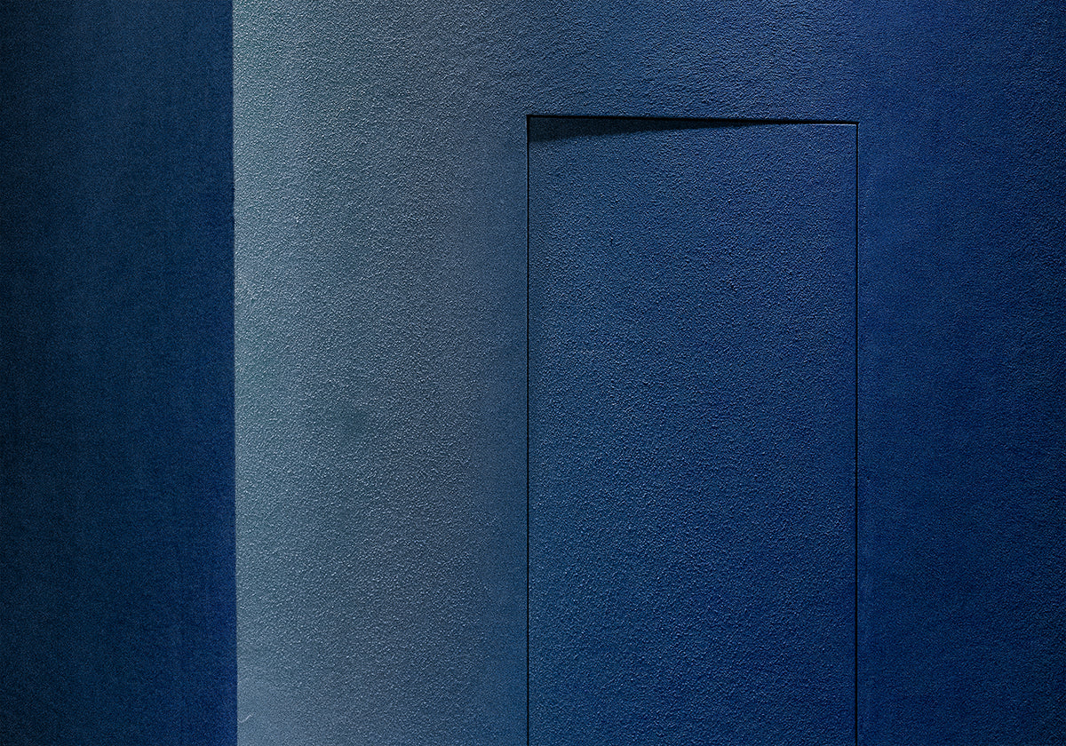 Blauer Minimalismus oder eine Geheimtür Poster
