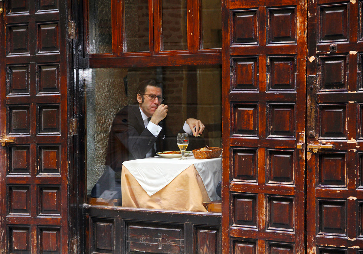 Lonely-Man-Dinner im Madrider Quartier Latin. Poster