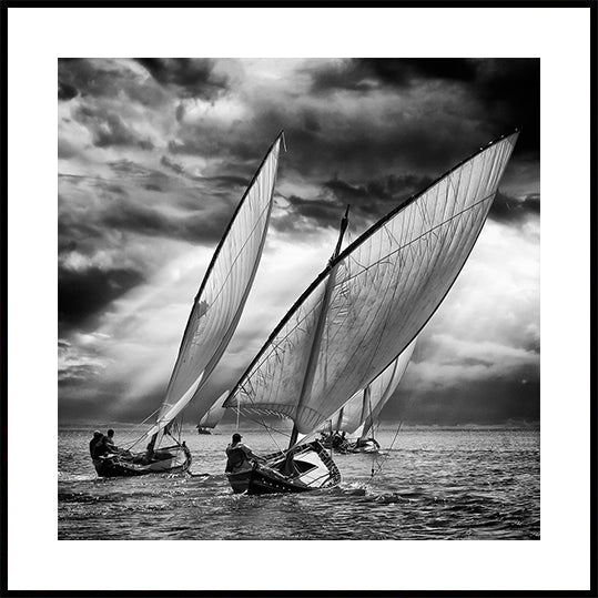 Segelboote und Lichtplakat