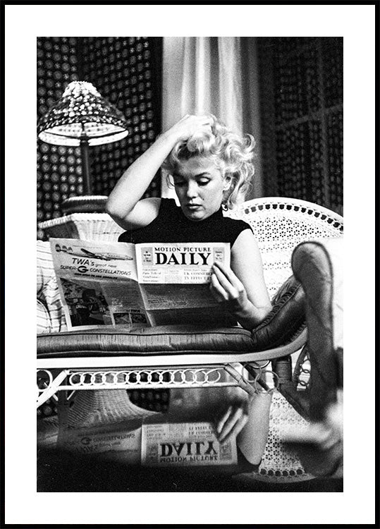 Marilyn Monroe Reading Newspapers Plakat - Posterbox.dk
