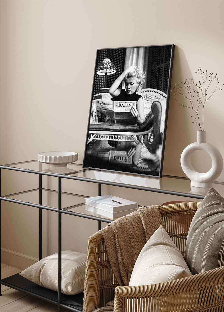 Marilyn Monroe Reading Newspapers Plakat - Posterbox.dk