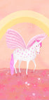 Ein weißes Einhorn mit rosa Flecken steht in einem Feld aus rosa Blumen, im Hintergrund ein gelber Bogen.