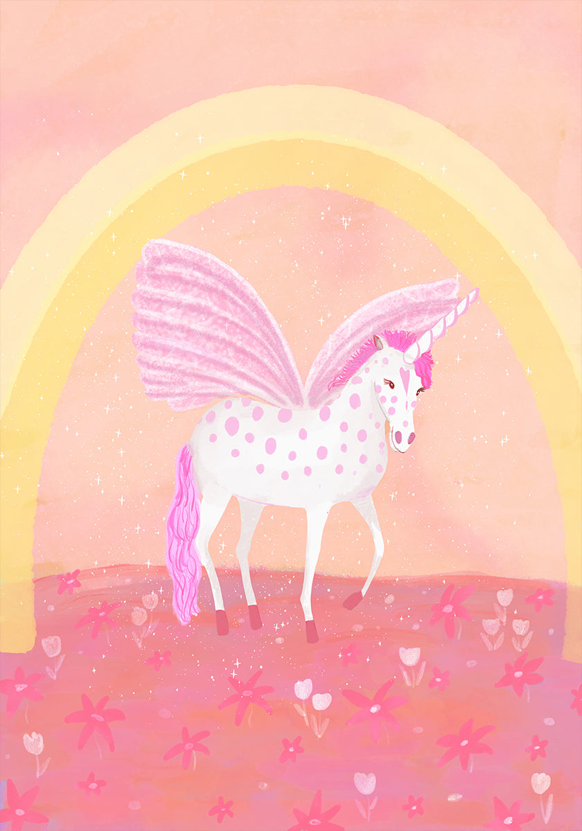 Ein weißes Einhorn mit rosa Flecken steht in einem Feld aus rosa Blumen, im Hintergrund ein gelber Bogen.