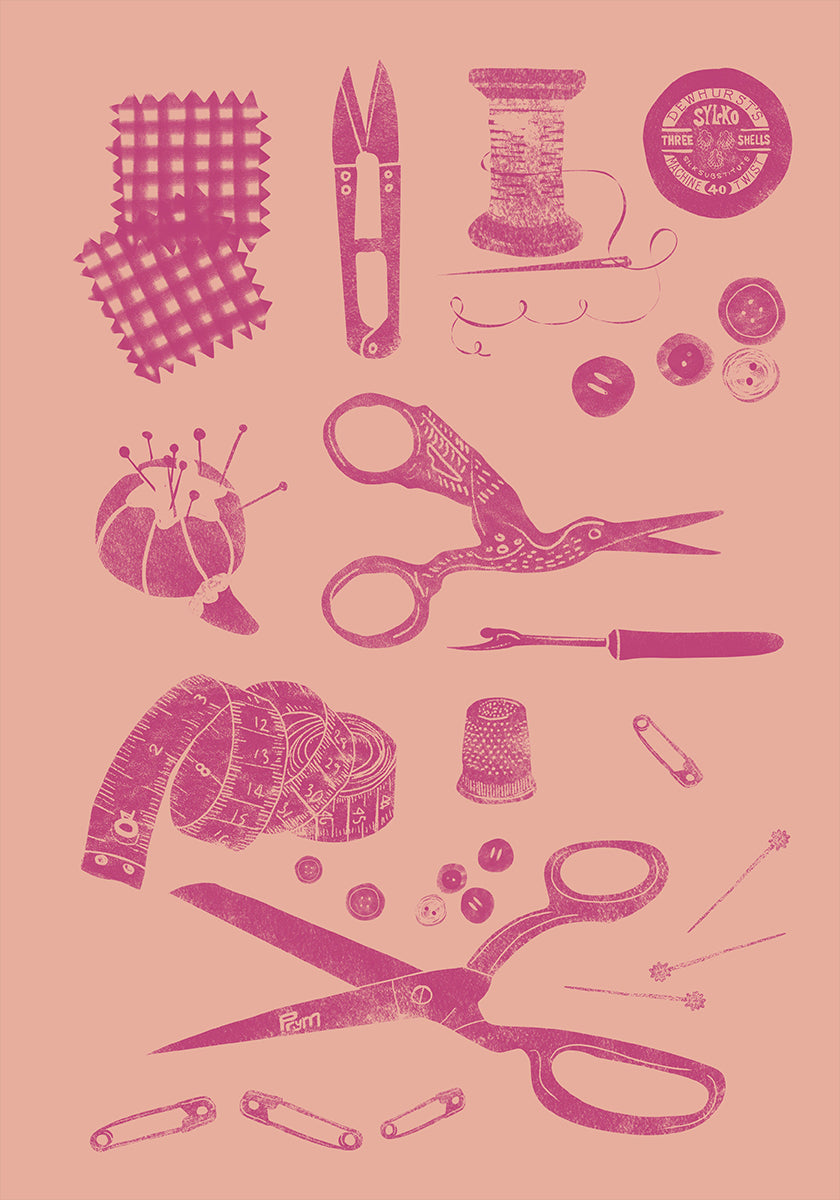 Verschiedene Näh- und Bastelwerkzeuge und -zubehör, darunter Scheren, Stecknadeln, Nadeln, Garn, Knöpfe und eine Garnrolle, alle in einem rosa-weißen Farbschema dargestellt.