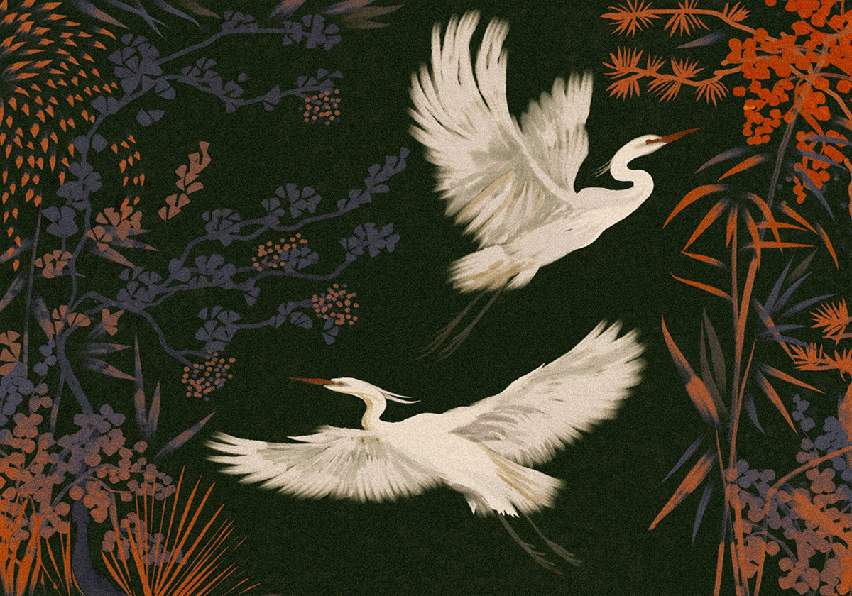 Zwei weiße Vögel im Flug vor einem dunkelgrünen Hintergrund, umgeben von leuchtend orangefarbenen und violetten Blumen und Blättern.