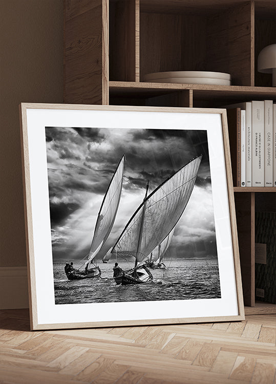 Segelboote und Lichtplakat