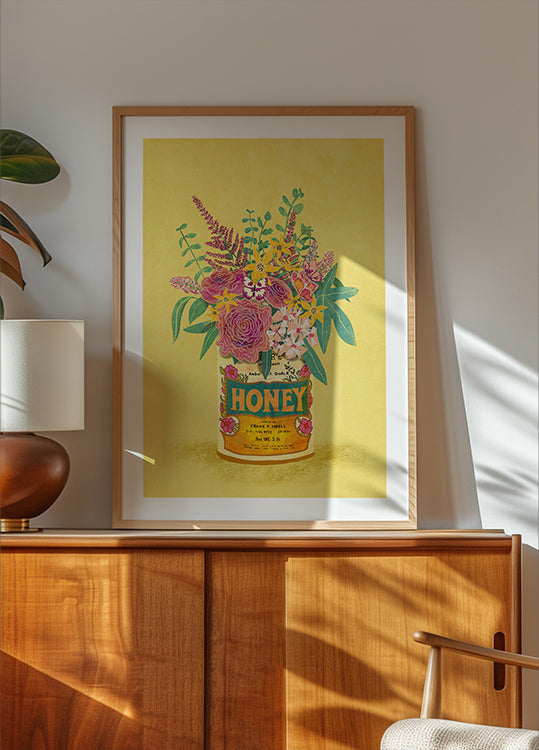 Blumen in einer Vintage-Honigdose