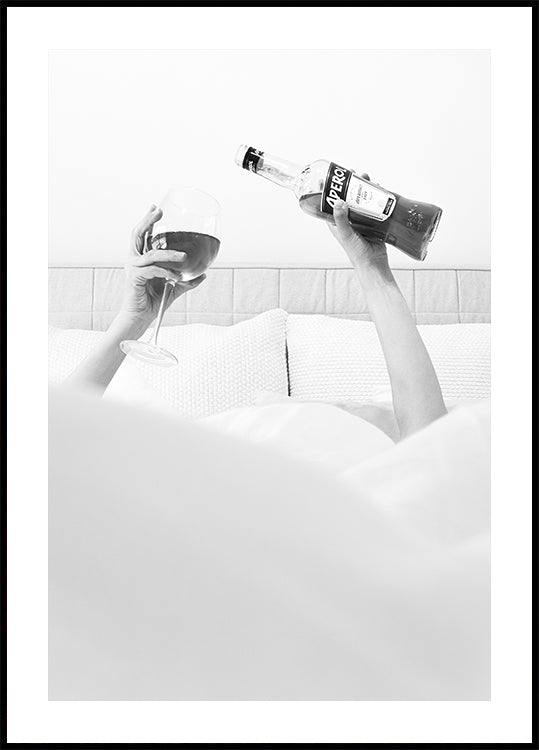 Aperol In Bed B&w Plakat - Posterbox