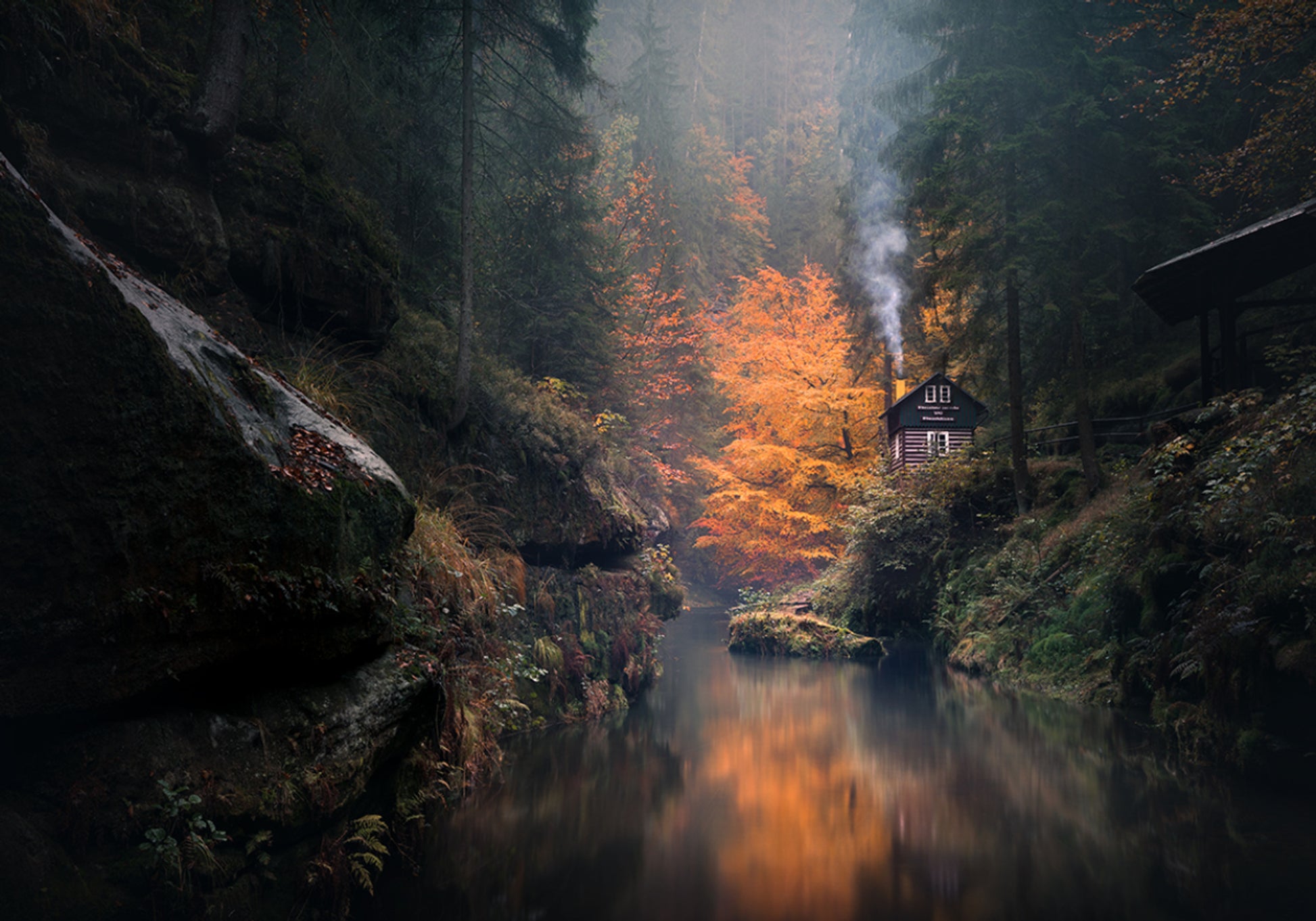 Neblige Herbsthütte