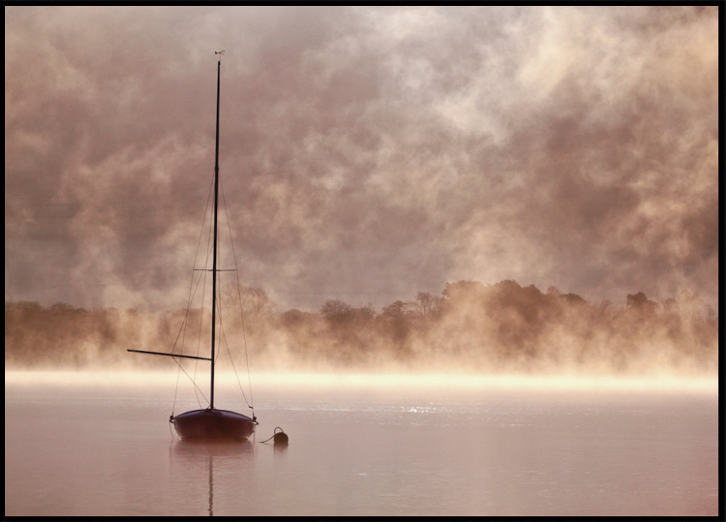 Segelboot am nebligen Morgen