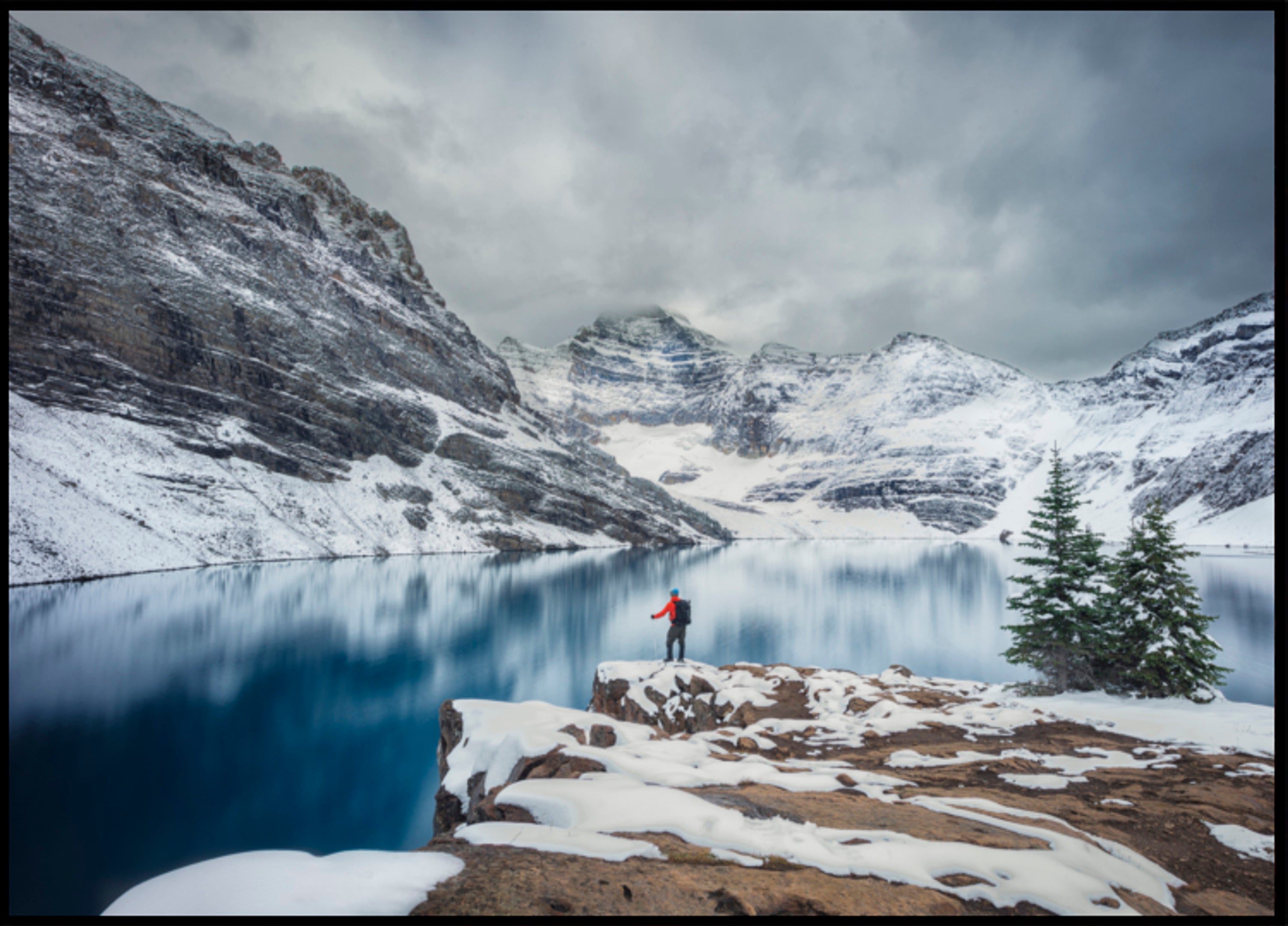 Wanderer am verschneiten See