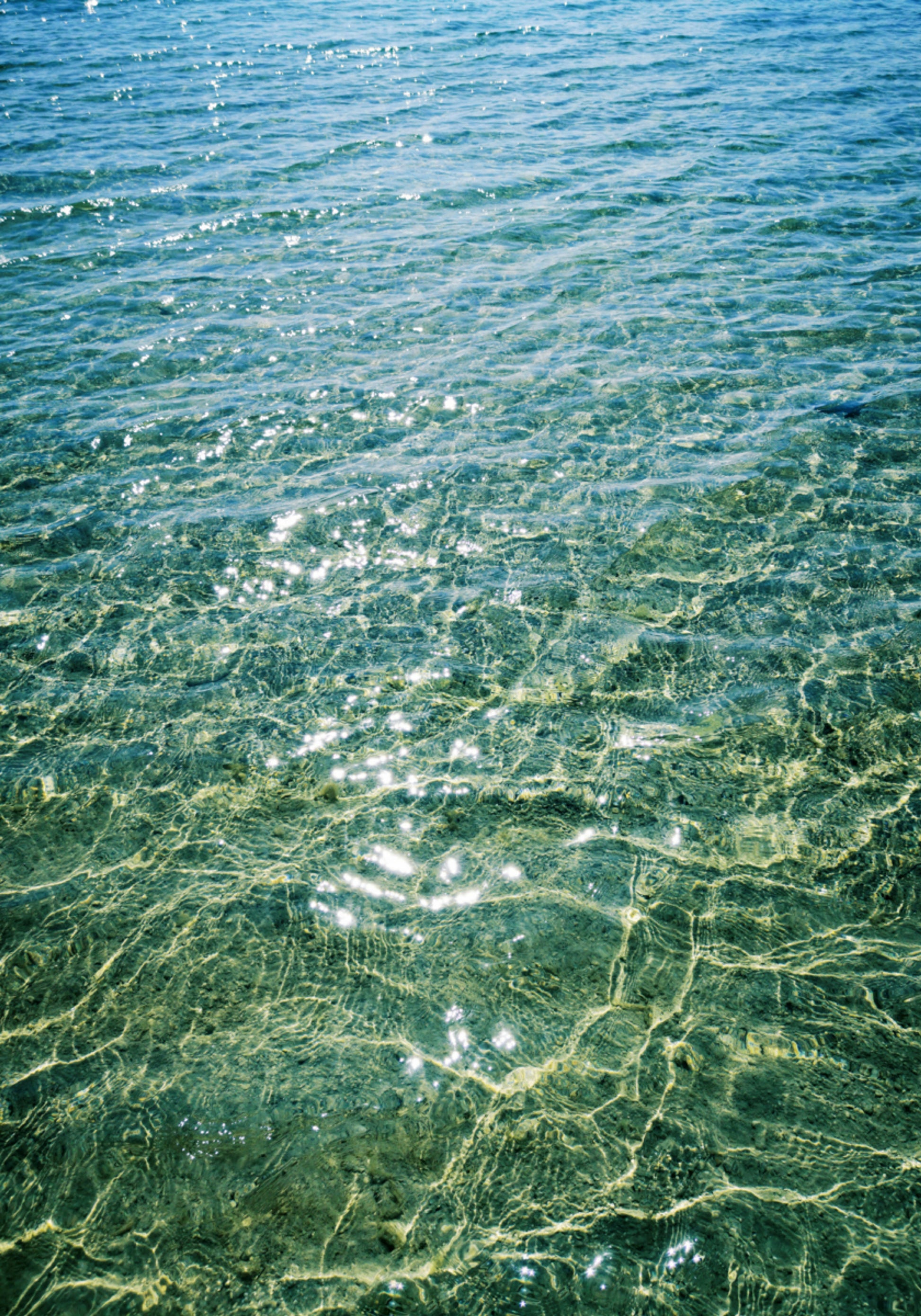 Sonnenlicht auf klarem Wasser