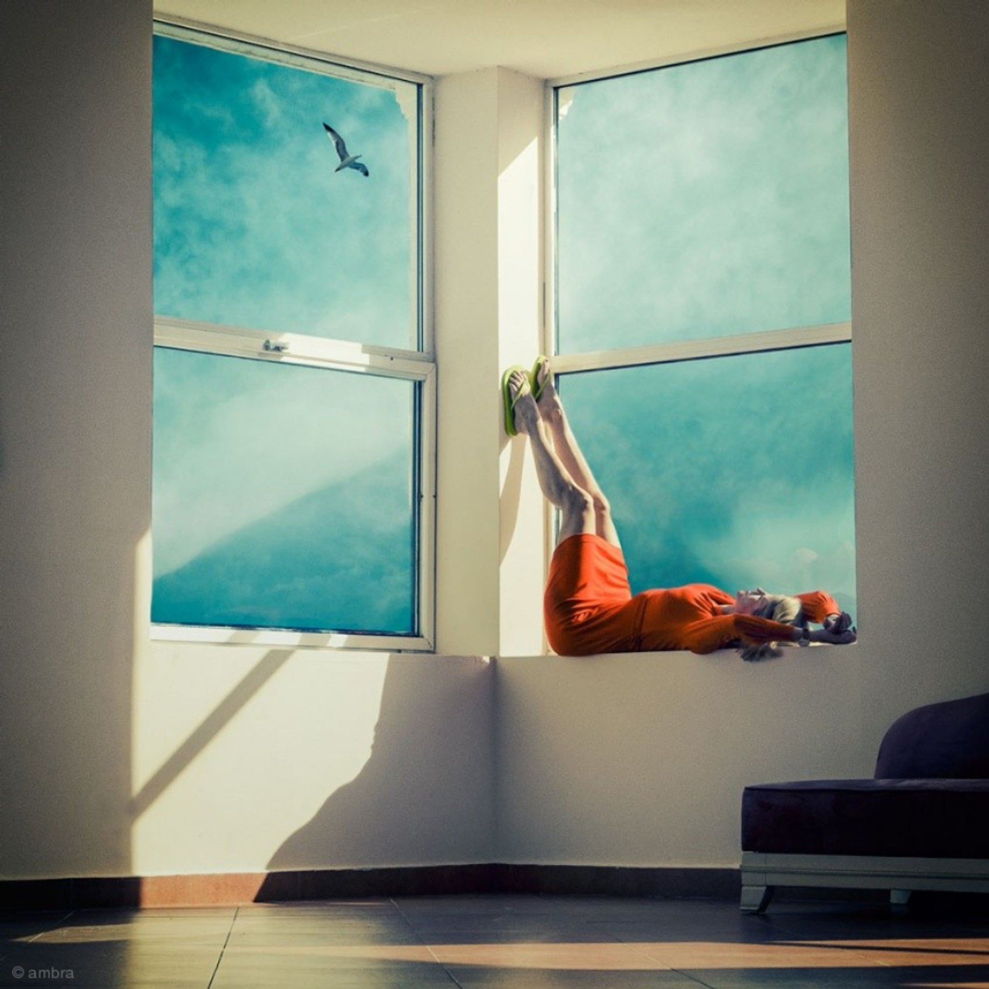 Fensteransicht mit hochgezogenen Beinen