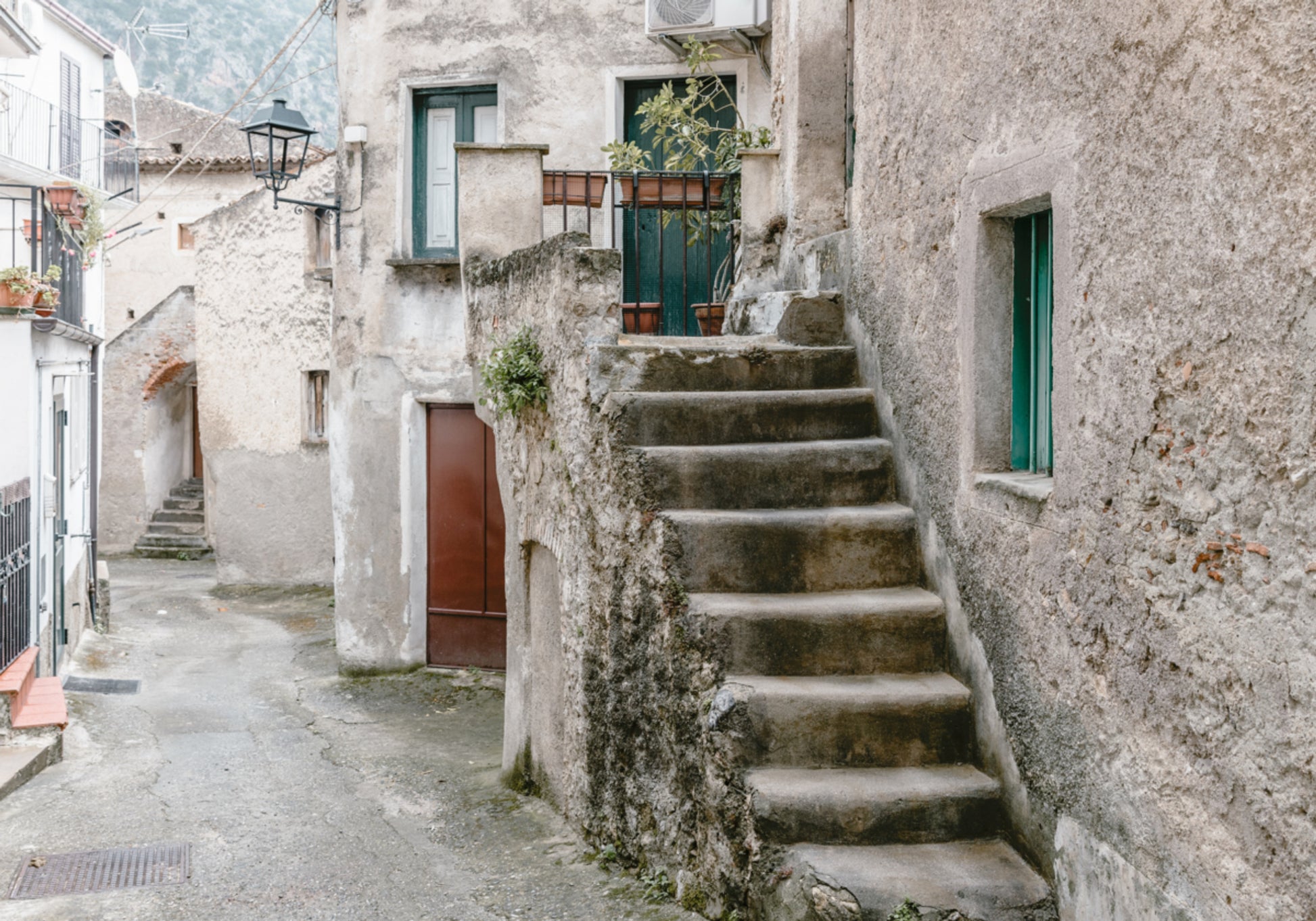 Charmanter italienischer Dorfweg