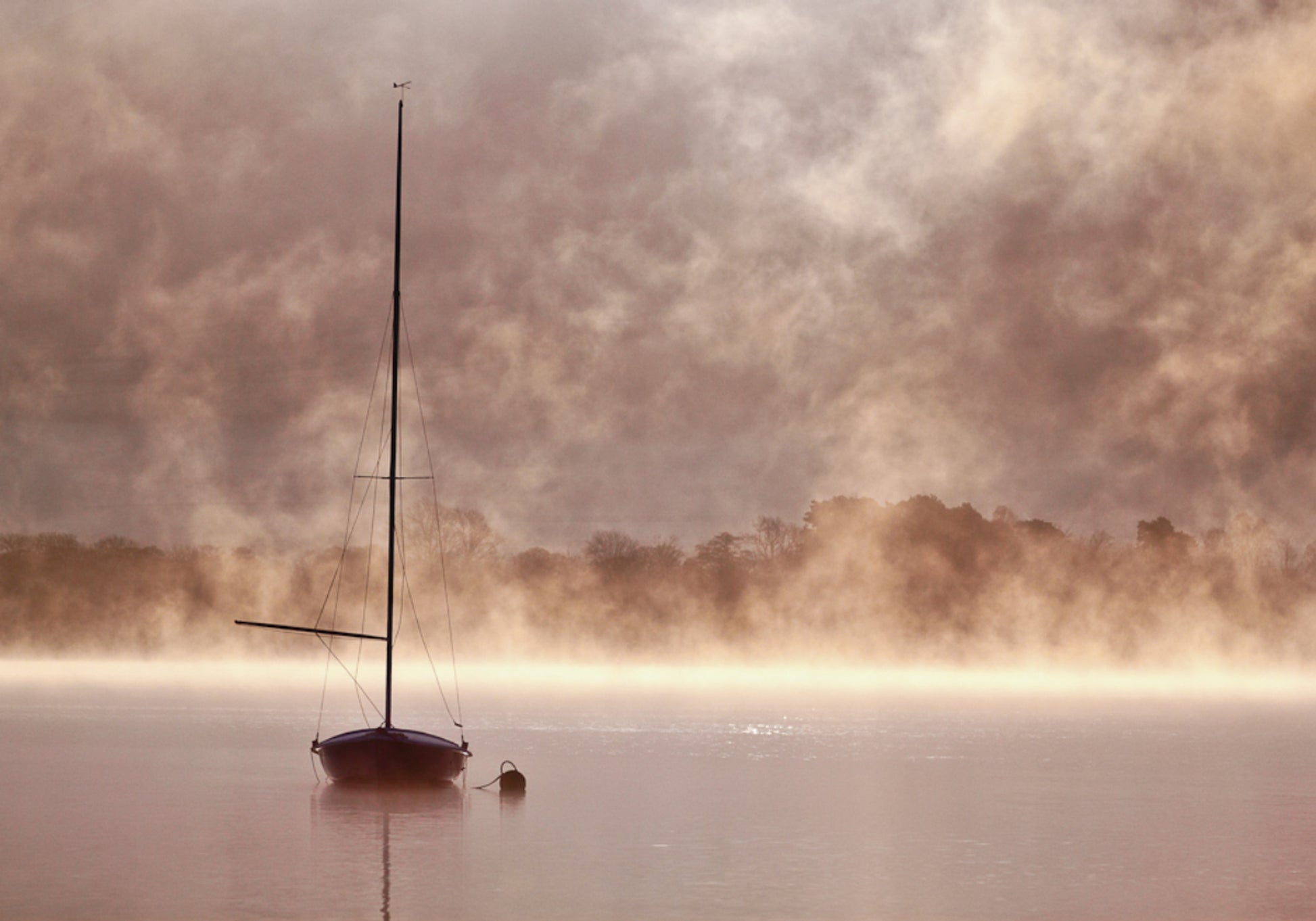 Segelboot am nebligen Morgen