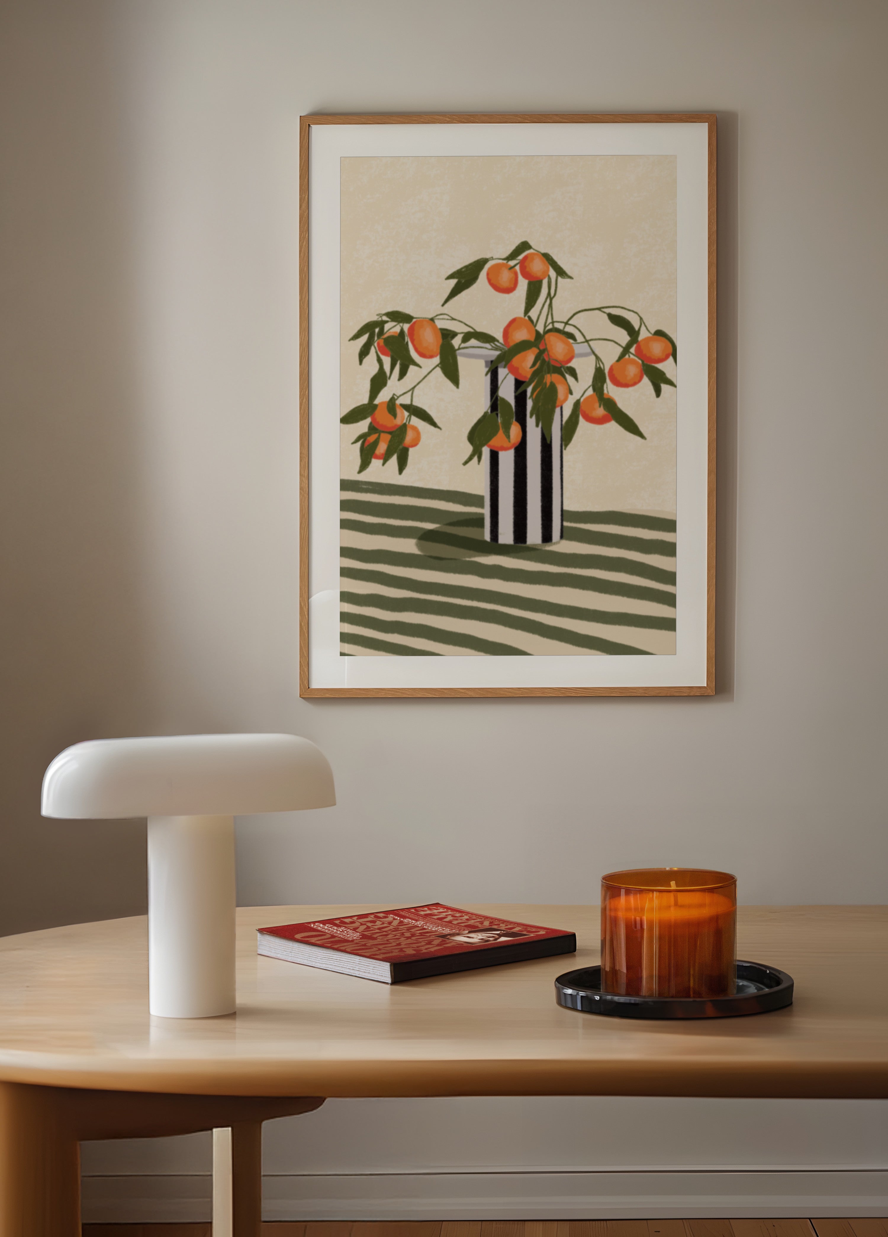 Vase mit orangefarbenen Zweigen