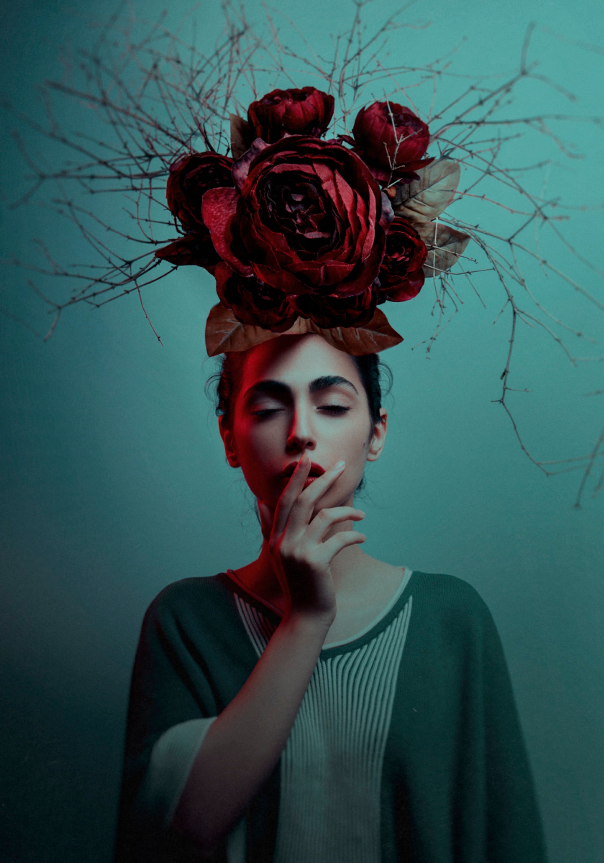 Nachdenkliche Frau mit roten Rosen