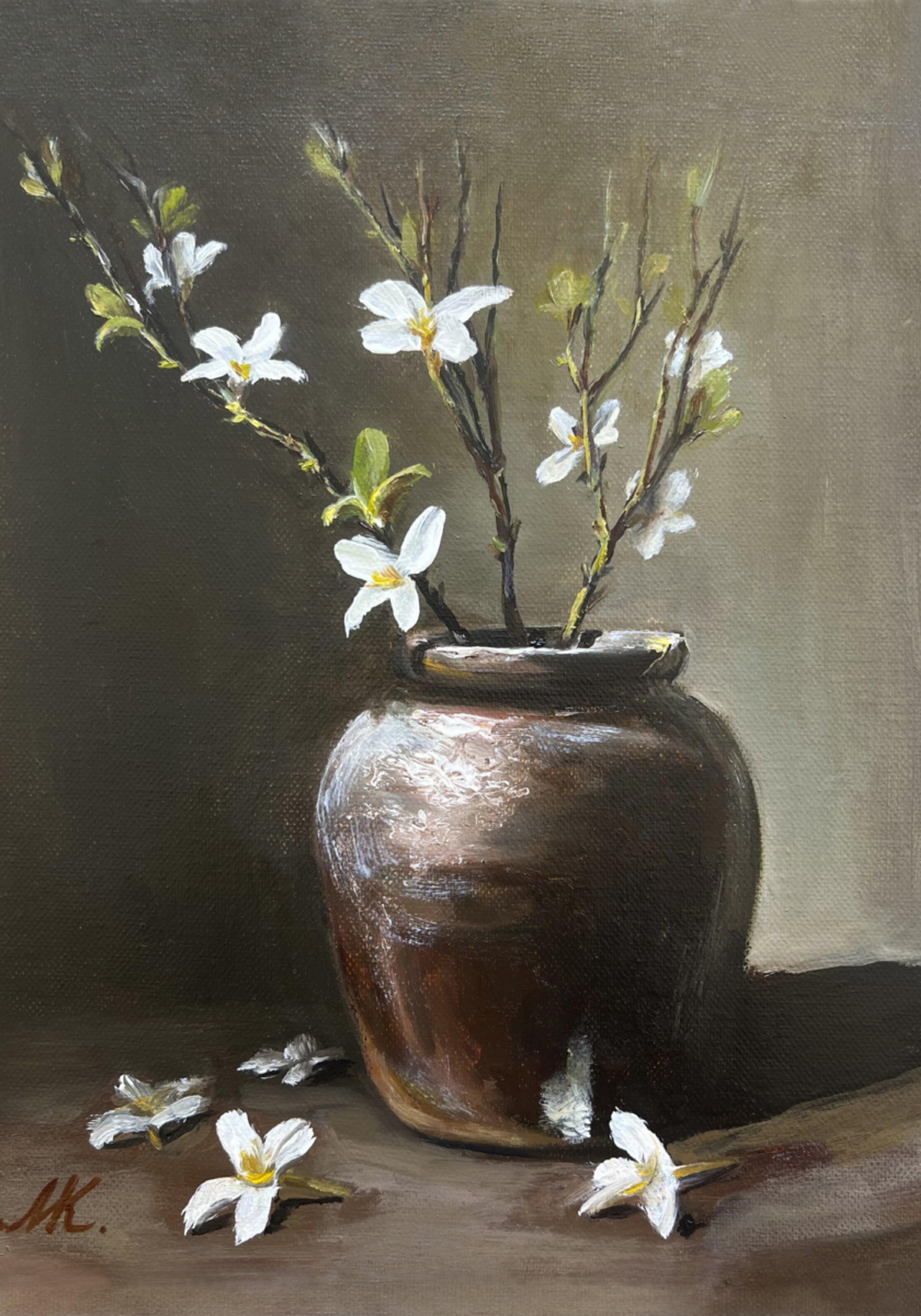 Rustikale Vase mit weißen Blumen