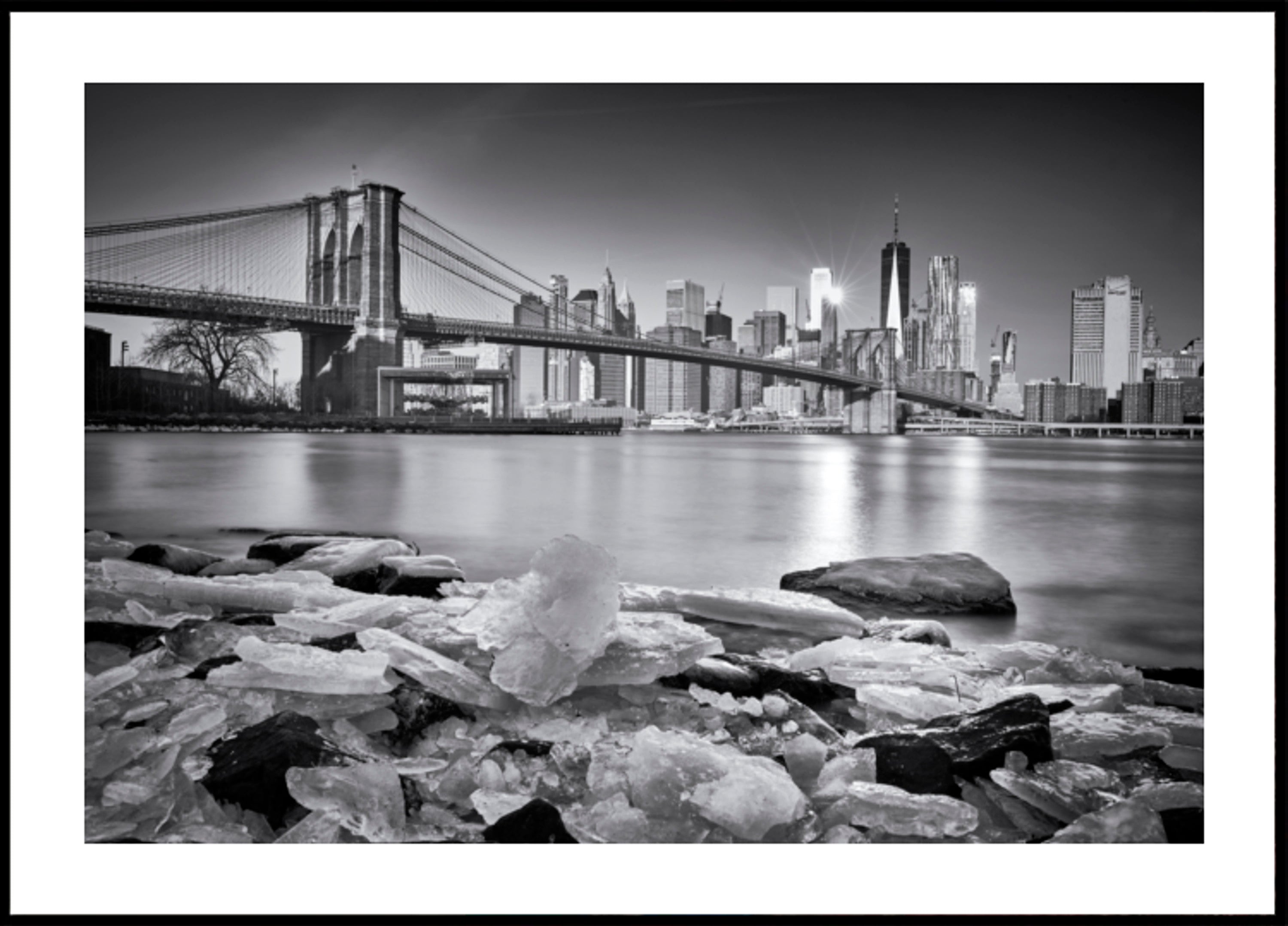Blick auf die Brooklyn Bridge im Winter