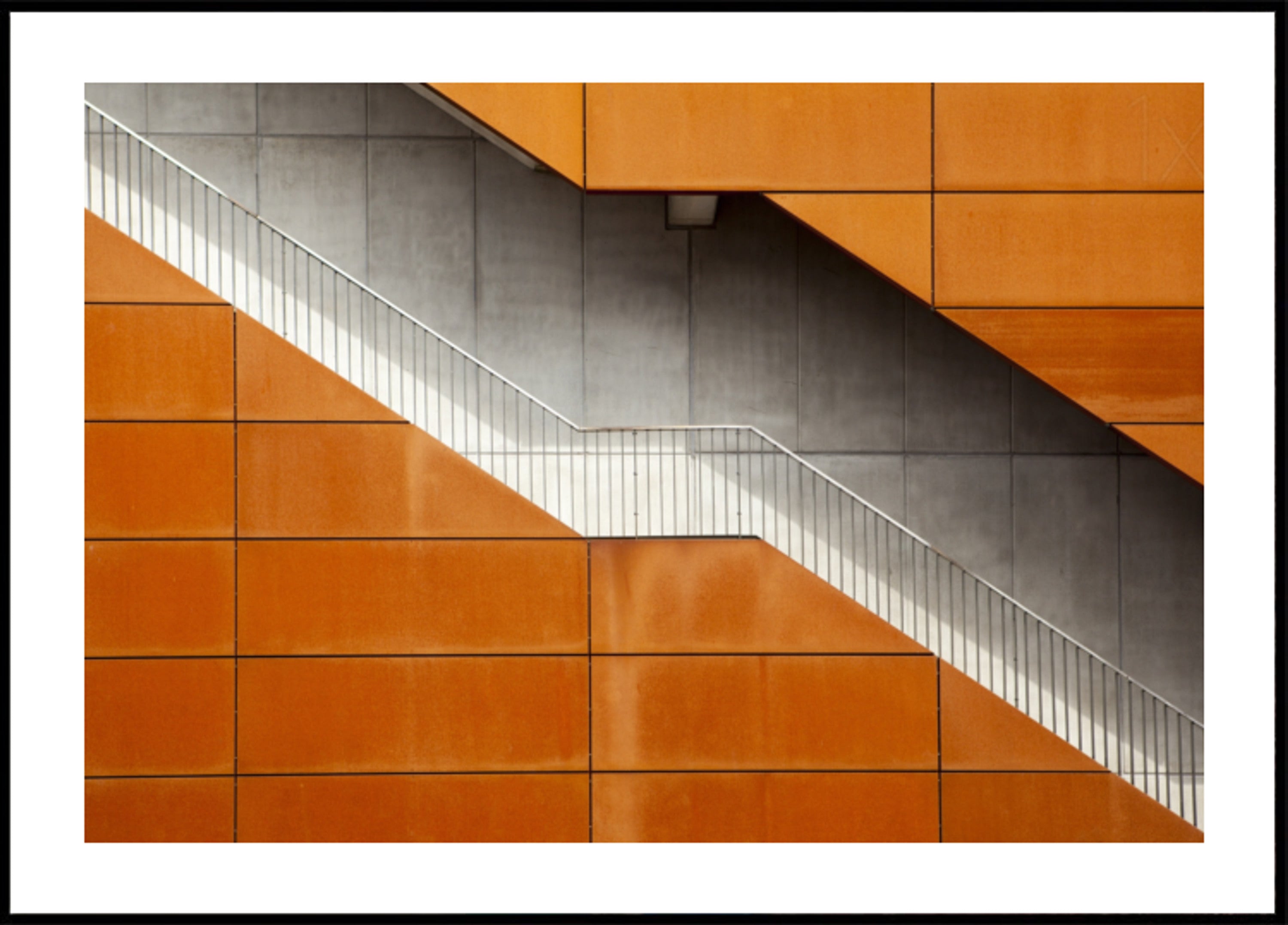 Orangefarbene Diagonaltreppe